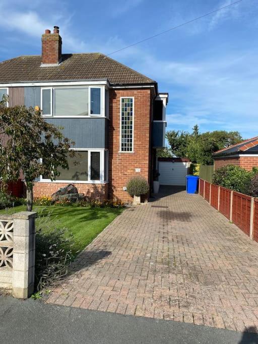 Lovely Semi-Beach 2X Pubs -5 Min Walk-Pets Welcome-Parking-Garden Scalby  Extérieur photo